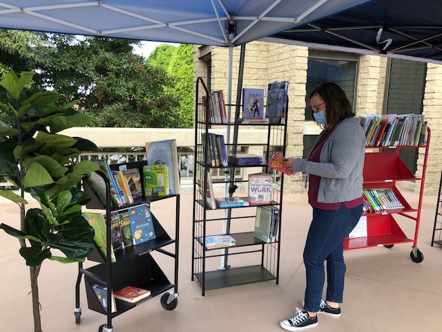 Glendora Library's Plaza Discovery Place book browsing